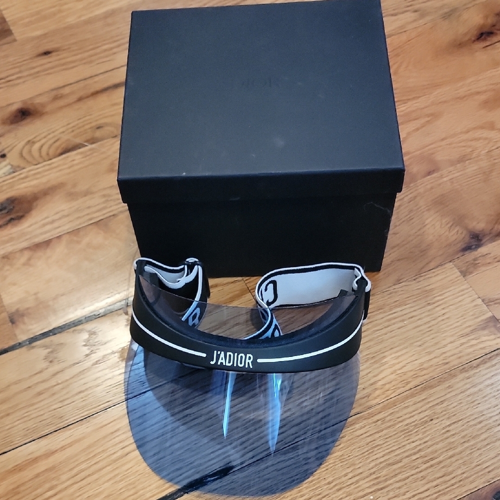 J'ADIOR Visor with Black and White Strap